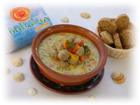 Dieser traditionelle kuchen besteht aus hausgemachter kruste und käse, der unterwegs leicht zu essen ist. Supa Toptscheta-bulgarische Suppe mit Hackfleisch-Bällchen ...