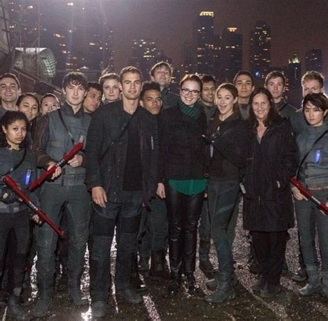 Il cast effettivamente non é il massimo, attori sbagliati in. I love this photo so much. On set divergent. dauntless ...