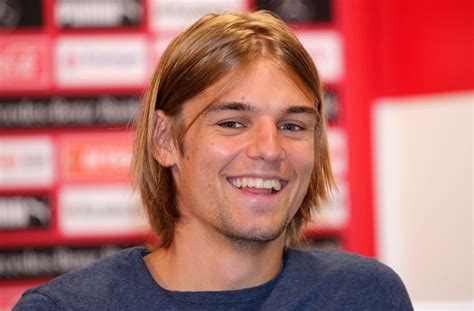 On 28 july 2020, kobel moved permanently to vfb stuttgart and signed a contract until june 2024. VfB Stuttgart: Wie Borna Sosa den Kroaten-Wahnsinn in ...