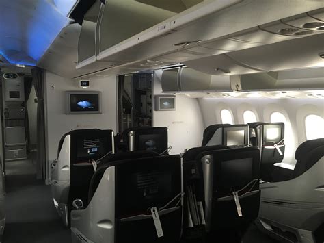 There is very little foot traffic here, so you won't be bothered as often when you're immersed in business class. Japan Airlines JAL Business Class Boeing 787-800 Seoul ...
