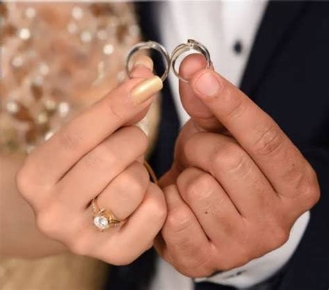 ژست عکس با حلقه برای عروس و داماد با ایده های عاشقانه و زیبا برای عکس