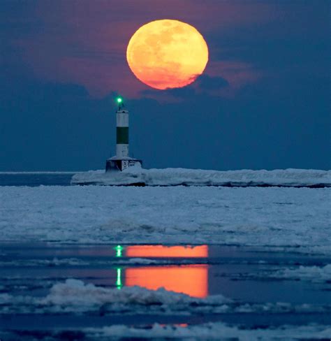 Tuesday night moon over an icy Lake Michigan in Milwaukee : milwaukee