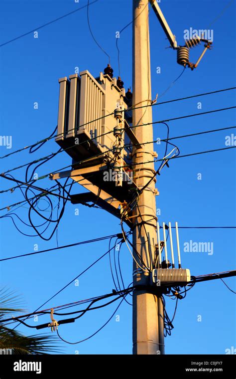 Poste De Luz De Transformadores De Distribución De Líos De Cables
