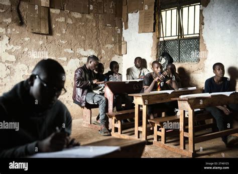 Aula De Niños Y Niñas En Una Escuela Rural En Uganda Estudian Para Sus