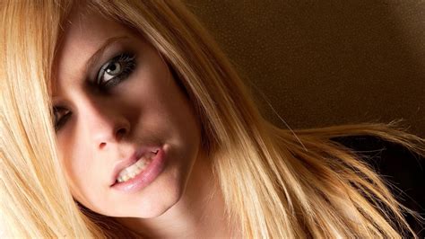 4584789 Women Face Makeup Avril Lavigne Blonde Portrait Singer Wallpaper Mocah