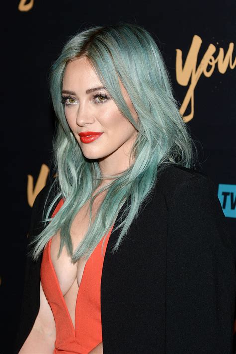 Let us check out her new trending and most famous if you did not check out hilary duff in the green hair highlights and bob cut, you must check this out. Hilary Duff Pairs Her Turquoise Hair With Red Lipstick at ...