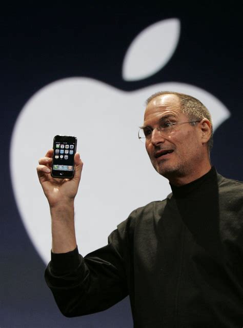 Apple CEO Steve Jobs unveils the iPhone in 2007 - New York Daily News