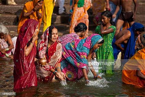 River Bathing Indian Women Photos Et Images De Collection Getty Images
