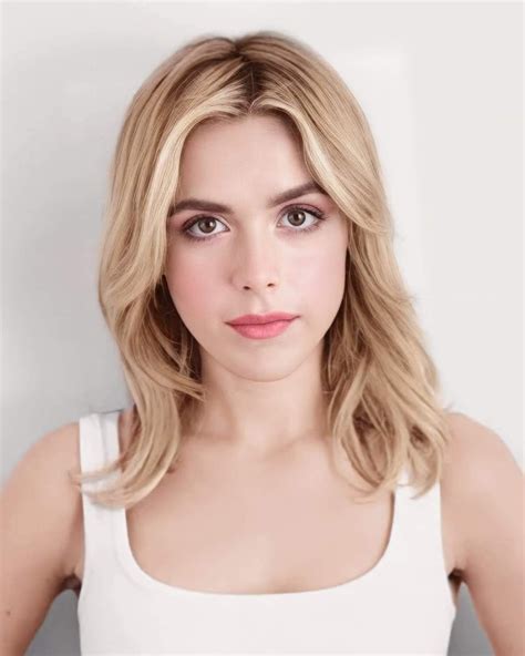 Girl In White Tank Top Kiernan Shipka White Tank Top Absolutely Gorgeous Pretty People Tank