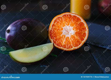 La Mangue Et Les Fruits Oranges Au Dessus De Lardoise Noire Embarquent