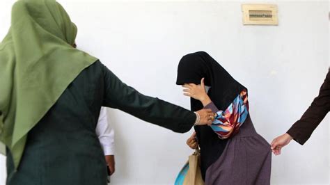 Indonesia set to punish sex before marriage with jail time - BBC News
