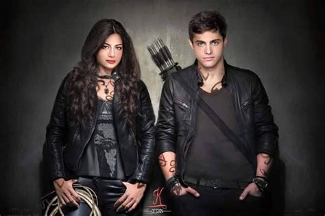 Izzy And Alec Lightwood Emeraude Toubia And Matthew Daddario Shadowhunters Shadow Hunters
