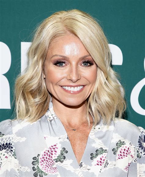 Kelly ripa's workout routine is shockingly difficult — instyle. Kelly Ripa Gives a Peek of the Gorgeous Foyer inside Her $27 Million Townhouse in New York