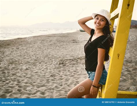 Giovane Adolescente Sulla Spiaggia Al Tramonto Fotografia Stock