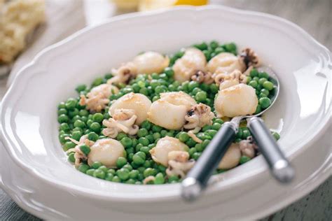 Abbassate la fiamma e aggiungete le seppie fresche o surgelate tagliate a rondelle. Seppie con piselli in bianco: una ricetta con legumi di ...