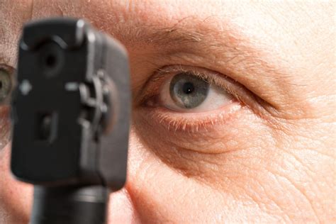 Außerdem werden die nervenzellen der netzhaut und des sehnervs geschädigt, was im schlimmsten fall sogar zu erblindung führen kann. Augeninnendruck - Normalwerte, Symptome und Ursachen ...