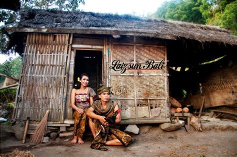 Sejenak alex mengingatkan kita pada sosok pangeran jawa di zaman dahulu kala dengan baju dalaman kerah tinggi, topi kuluk, dan kain disampir. Konsep Prewedding Klasik | Puri Rias