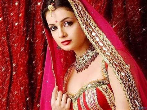 من الالوان و الزخارف لكي تحس العروسة الهندية بالبهجة و السعادة و انها تجرب. اجمل طلة هنديه , اطلالات وصور بنات هندية - اجمل جديد