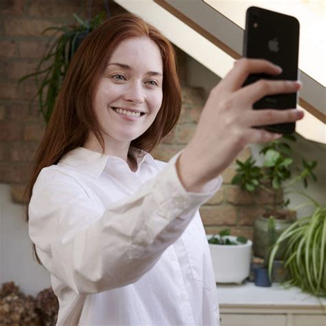 How To Take A Good Selfie Photo 13 Expert Selfie Tips By Facetune