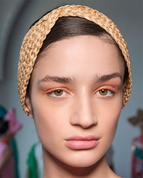 When you're a boss lady or guy, sometimes you just don't have the time to create a salon finished look. 19 Hairstyles That Magically Conceal Greasy Roots