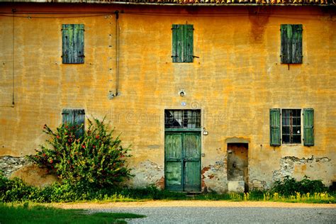 Ihr seid die allerschönste weit und breit 4. Italienisches Haus Verziert Mit Blumen In Piemont, Italien ...