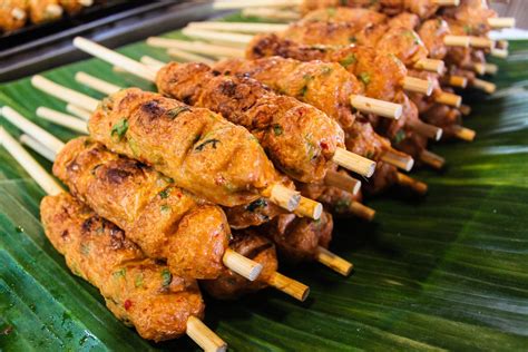 If there's one thing that keeps travelers coming back to bangkok, it's the street food. 5 Places to Eat Thai Street Food in Bangkok
