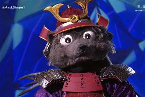 La política era la tercera desenmascarada del programa bajo el espectacular traje de mariposa. La identidad de Erizo de 'Mask Singer 2' - aMENzing