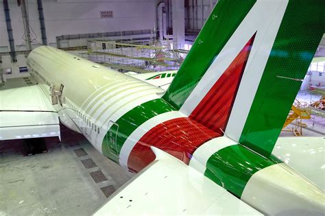 Alitalia Così Nellhangar Di Fiumicino Nasce La Livrea Del Boeing 777