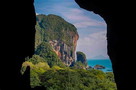 Cueva De La Piedra Caliza En Krabi Tailandia Foto De Archivo Imagen