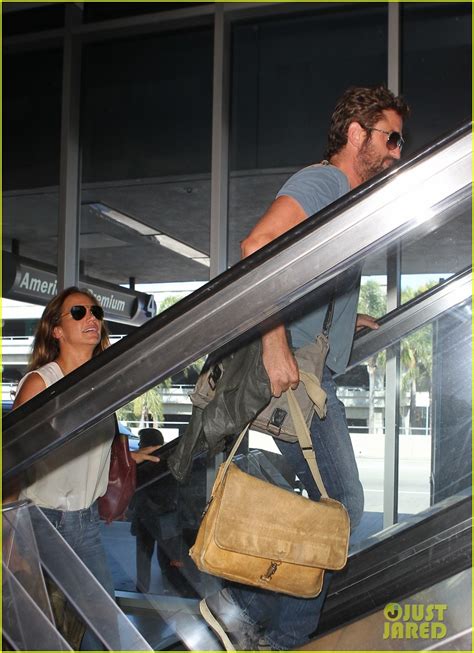 Photo Gerard Butler His Mystery Brunette Gal Pal Fly Out Together