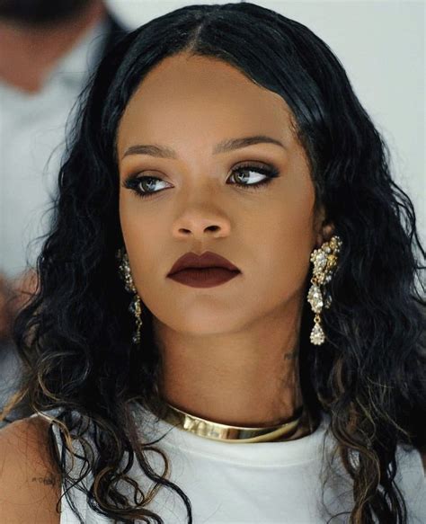 Pin De Kylie Ward En Riri ⚜️ Maquillaje De Rihanna Belleza Mujer