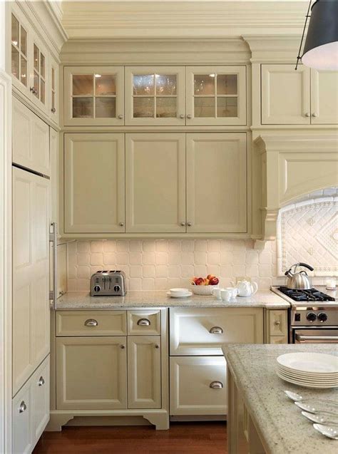 Glass kitchen cabinet doors will turn boring, plain wood into something spectacular. armário com vidro no alto | Upper kitchen cabinets ...