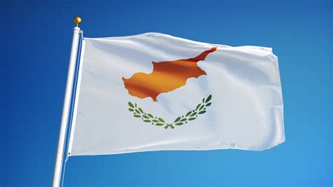 Hauptstadt weiß mit einer kupferfarbenen silhouette der insel (zypern leitet sich vom griechischen wort für kupfer ab) über zwei grünen gekreuzten olivenzweigen im zentrum der flagge. Cyprus Flag Waving Against Time-lapse Clouds Background ...