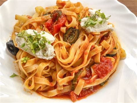 Tagliatelle Pomodoro e Olive - gustigfood | Rezept Pasta | vegetarisch