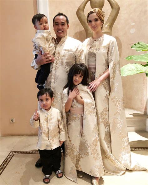 Seragam lebaran keluarga artis : FOTO: Suasana Lebaran Keluarga Nia Ramadhani & Ardie Bakrie - KapanLagi.com