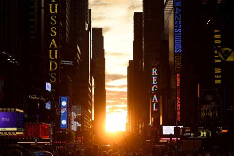 Manhattanhenge Thousands Gather To See Setting Sun