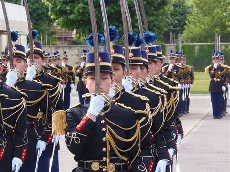 elèves officiers de gendarmerie mobile en tenue de cérémonie gendarmerie nationale france
