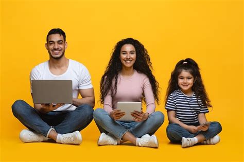 Tecnologías Para La Familia Mamá árabe Feliz Papá E Hija Pequeña