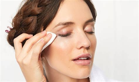 How to Use Micellar Water to Cleanse Your Skin
