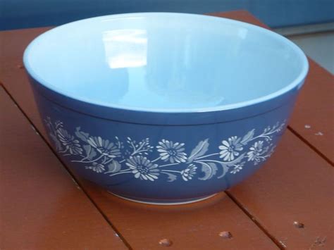 Vintage Pyrex Colonial Mist Blue Mixing Bowl L Qt Daisy Flower