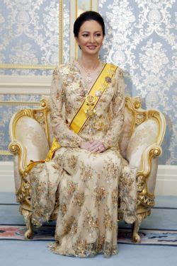 Sultan muhammad v married tengku zubaidah binti tengku norudin bin tengku muda (née kangsadal pipitpakdee), member of the pattani royal family on 15 november 2004. Barang kemas Istana Melayu I | Harga Emas 2017 Malaysia ...