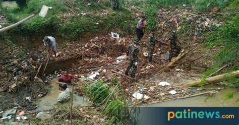/ em seakan tertutupi , c am hanya aku yang mengerti. Sumbat Aliran Sungai, TNI - Polri Bantu Warga Kayen Bersihkan Sampah dan Ranting Pohon