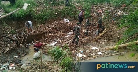 / em seakan tertutupi , c am hanya aku yang mengerti. Sumbat Aliran Sungai, TNI - Polri Bantu Warga Kayen Bersihkan Sampah dan Ranting Pohon