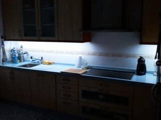 Puntos de luz led en lugares determinados y en los que sean de especial interés y necesarios como el instalar un sistema de iluminación led dependiente del sistema eléctrico de luz de la cocina o el. Tira led para iluminar encimera cocina. - Mi Luz Led