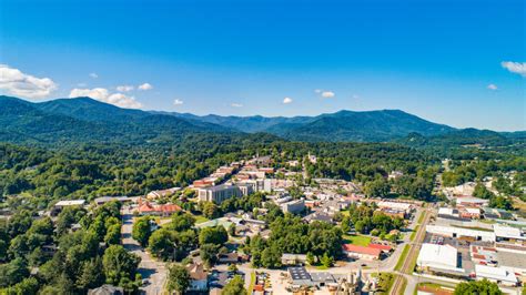 15 Cutest Small Towns In North Carolina Mountains Beaches And More