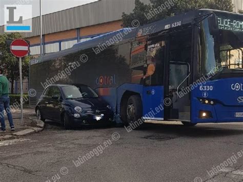 Latina Latina Autobus Del Cotral Finisce Contro Auto In Via Dei Mille