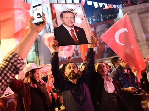 Nem lesz népszavazás az ingyenes koronatesztről. Török népszavazás: Erdogan hívei ünnepelnek, jön az elnöki ...