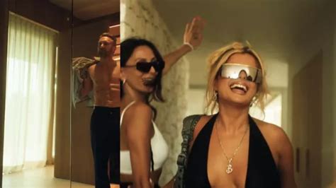 Mirror Sunglasses Of Bebe Rexha In David Guetta And Bebe Rexha I M Good Blue [español Lyrics