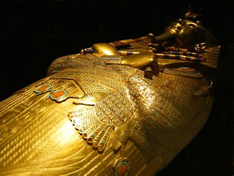 tutankhamun s death mask and coffins