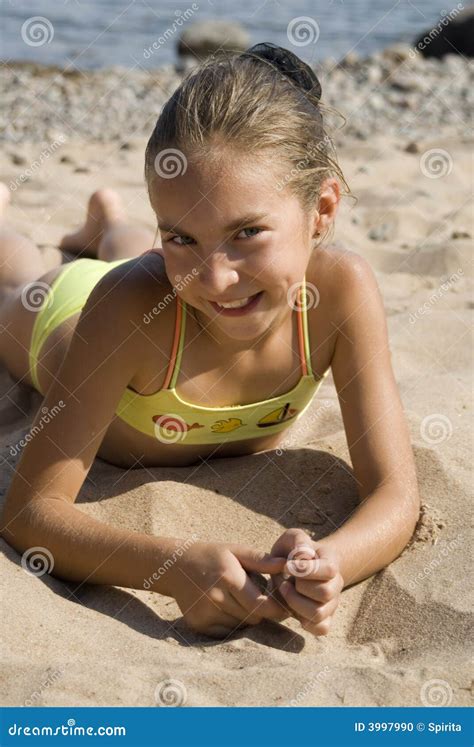 Menina Na Praia Iii Foto De Stock Imagem De Surfe Brisa 3997990